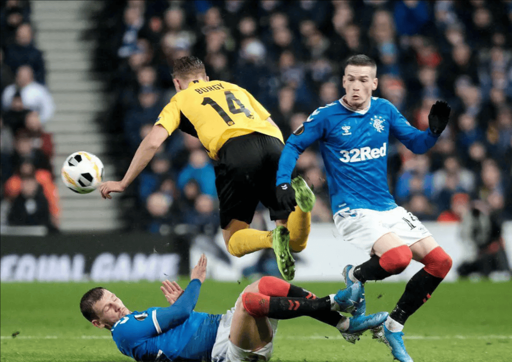 比赛紧张刺激,球队士气高昂 比赛紧张刺激,球队士气高昂