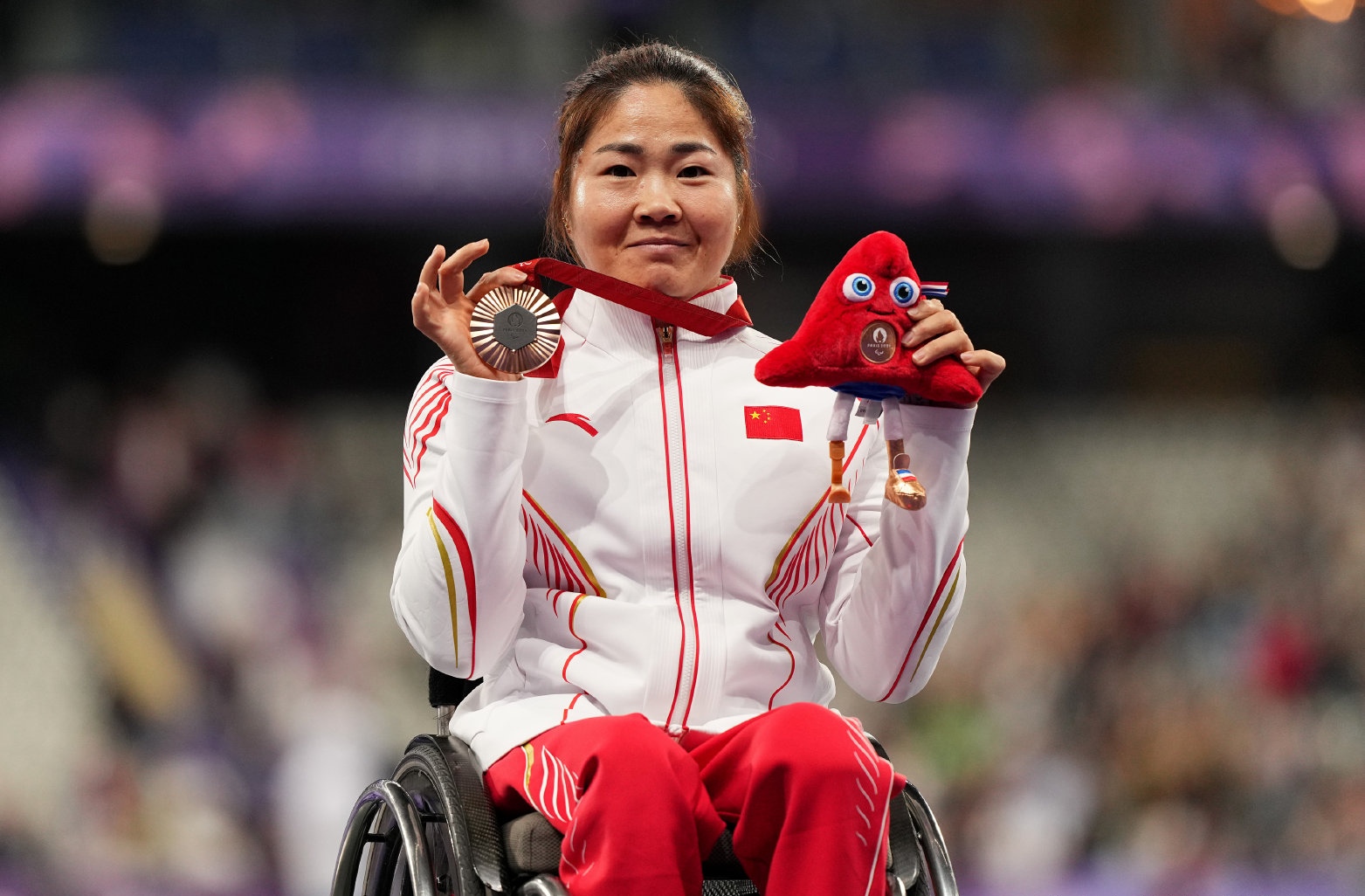 女子田径选手创造新纪录夺冠