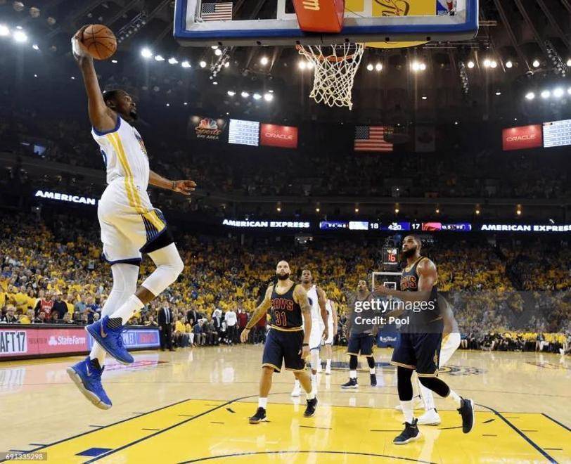 勇士主场告捷，杜兰特贡献大号三双