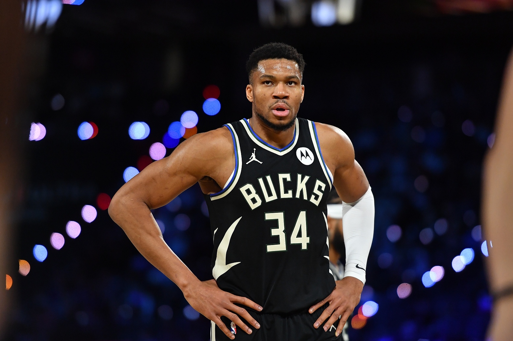 关于雄鹿横扫奇才，字母哥盖帽迷翻的信息