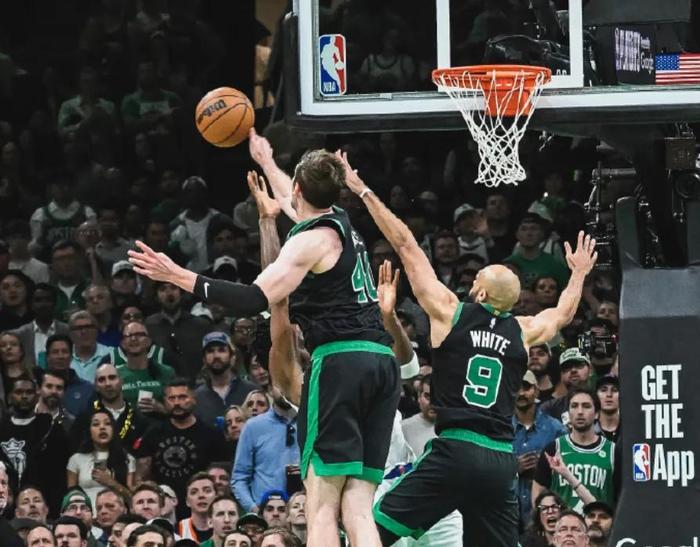 绿衫军客场胜尼克斯，沃克砍下31分