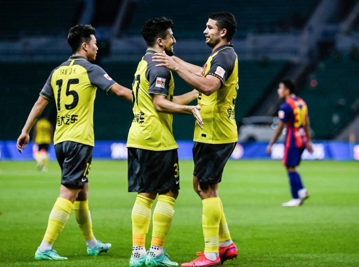 队名客场大胜对手，继续领跑排名